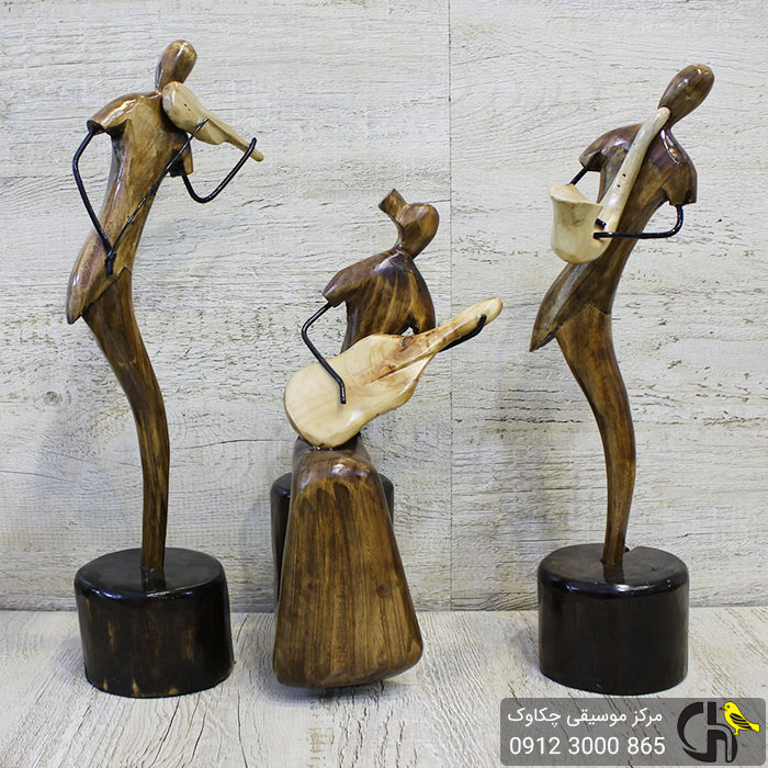 مجسمه موسیقی طرح خانم نوازنده گیتار چوبی